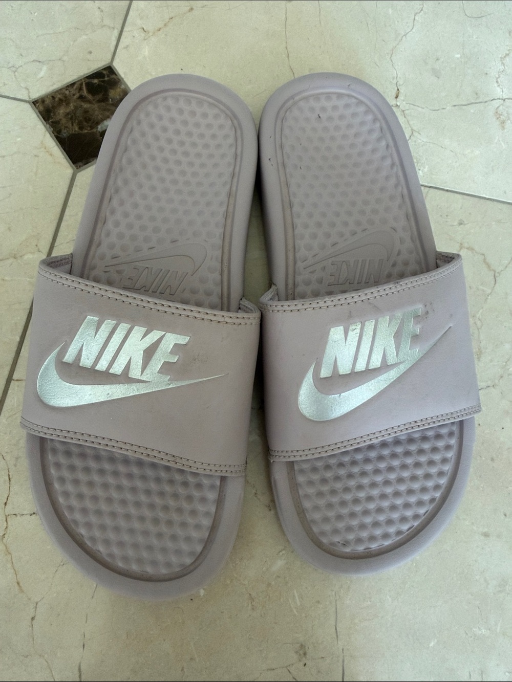 Nike Slides in Pale Lavender with Silver Logo Size 6 Women’s